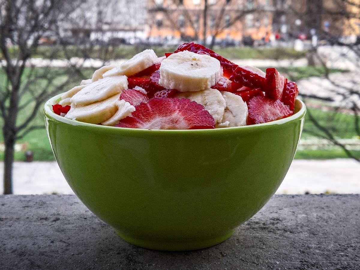 Zielona miska z owsianką z owocami. Obrazek w artykule Top 10 pomysłów na śniadanie, które dodadzą Ci energii na cały dzień