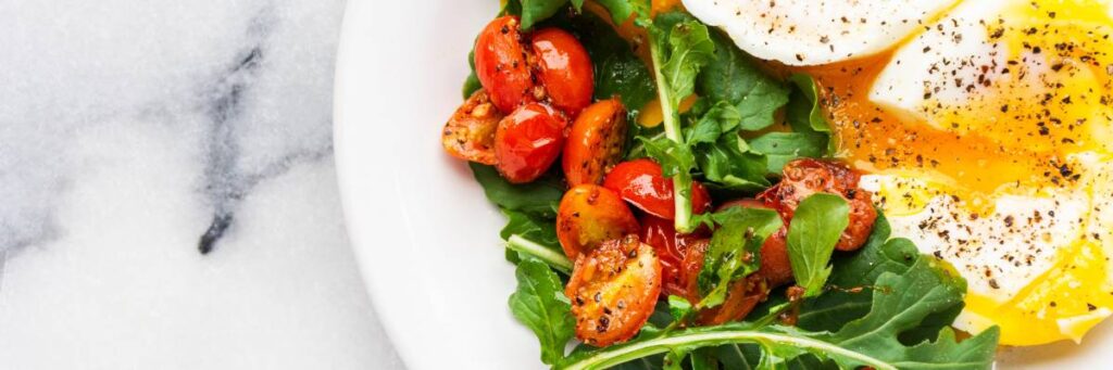 Talerz z jajkami i warzywami. Obrazek w artykule Top 10 pomysłów na śniadanie, które dodadzą Ci energii na cały dzień