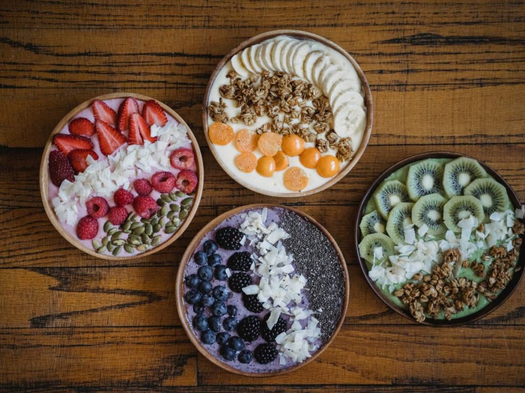 Cztery miski z owsianką w różnych wersjach. Obrazek w artykule Zdrowe śniadanie do pracy. Poznaj 4 przepisy, które warto wypróbować