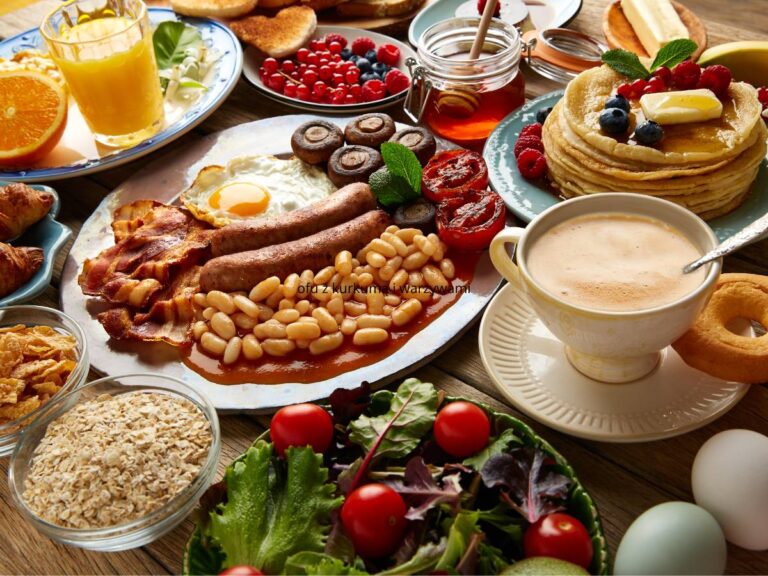 Klasyczne dania amerykańskiego śniadania: fasolka, bekon, pankejki. Obrazek w artykule 10 przepisów na śniadanie amerykańskie, jak z filmu z Hollywood