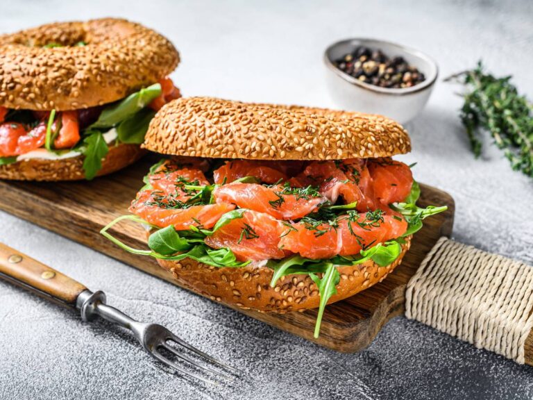Dwa bajgle z łososiem i jajkiem. Obrazek w artykule 5 pomysłów na śniadanie amerykańskie, które warto wypróbować