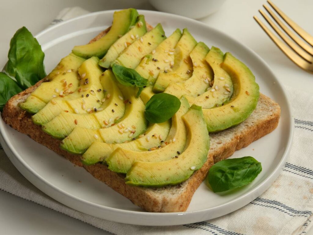 Tosty z pastą z awokado. Obrazek w artykule 4 pomysły na pyszne i zdrowe dania z awokado na śniadanie