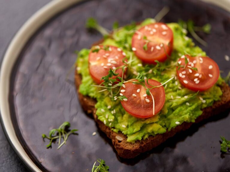 Tost z guacamole i pomidorem. Obrazek w artykule 10 pomysłów na śniadanie z awokado w roli głównej