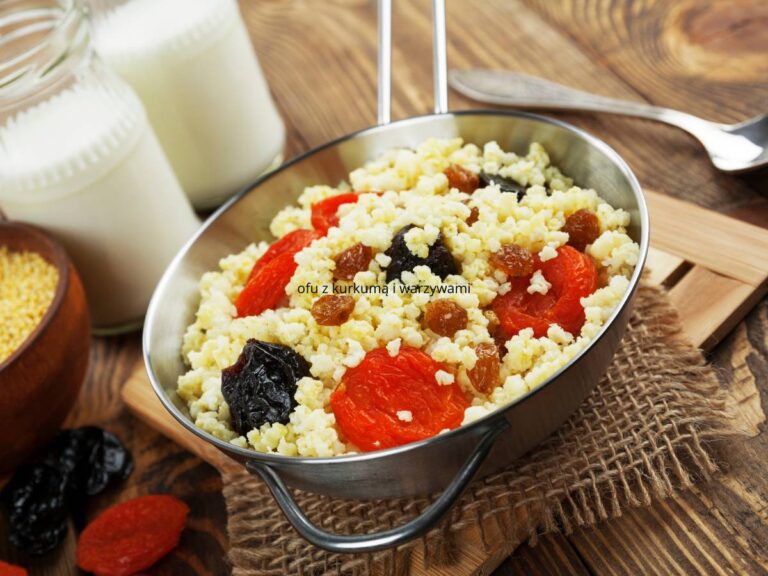 Miska kaszy jaglanej z owocami. Obrazek w artykule 10 przepisów na śniadanie bez glutenu dla osób z nietolerancją