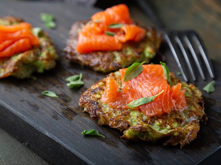 Placki z łososiem i cukinia. Obrazek w artykule 10 pomysłów na śniadanie białkowo-tłuszczowe, dla miłośników diety