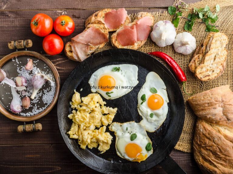 Dania z jajek, awokado i wędliny. Obrazek w artykule 10 pomysłów na wysokobiałkowe śniadanie nie tylko dla sportowców budujących masę
