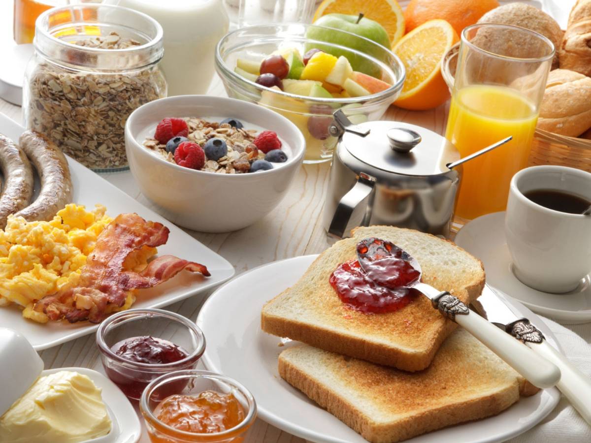 Stół zastawiony potrawami na śniadanie. Obrazek w artykule Dietetycy często radzą, co najlepiej jeść na śniadanie, aby wspierać zdrowie