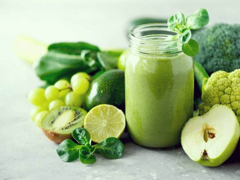 Zielone smoothie. Obrazek w artykule 4 najlepsze pomysły na śniadanie na diecie, które pomogą Ci schudnąć