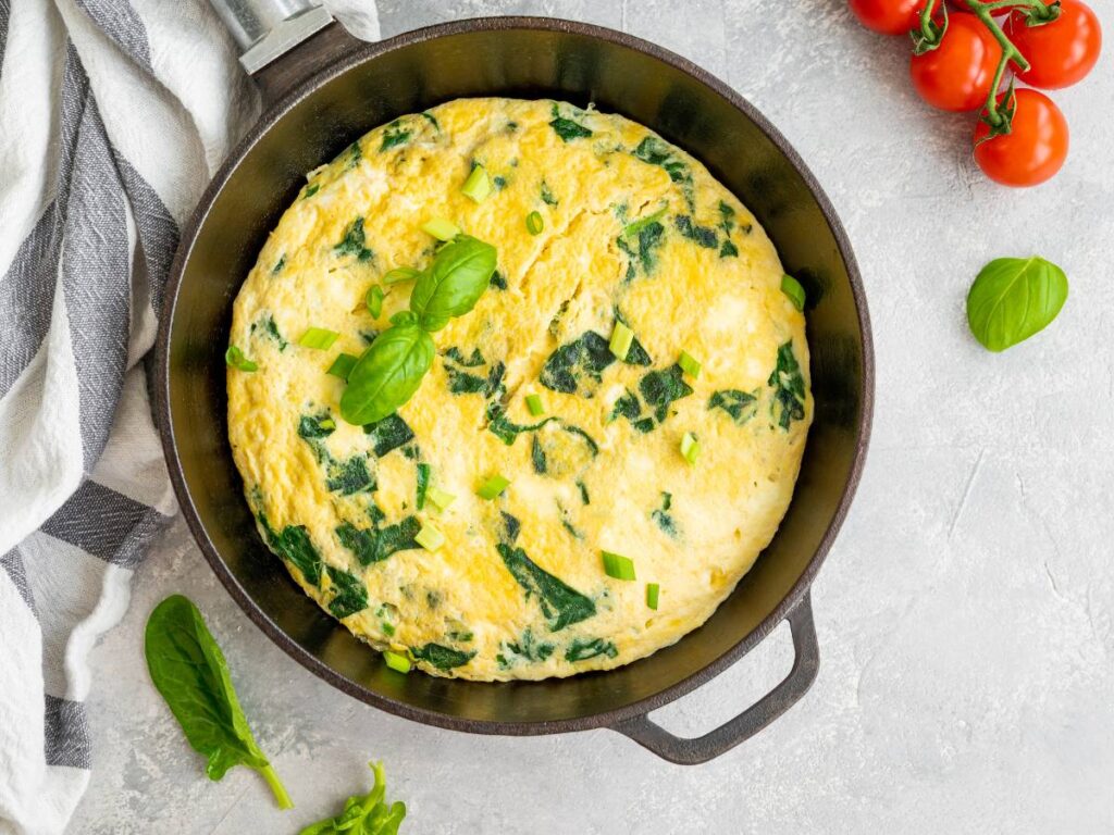 Patelnia z omletem ze szpinakiem i fetą. Obrazek w artykule 10 pomysłów na dietetyczne śniadanie, Twój niskokaloryczny posiłek na początek dnia