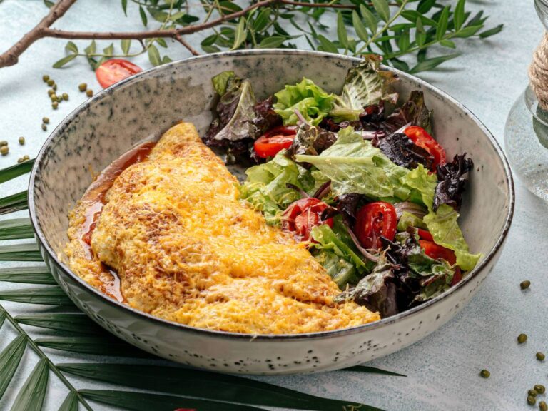 Omlet z warzywami na ładnym talerzu. Obrazek w artykule TOP 4 przepisy na śniadanie dietetyczne, które pomogą Ci schudnąć