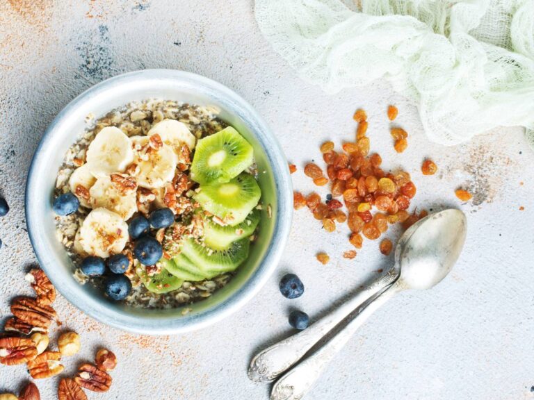 Sałatka owocowa z plasterków owoców z chia. Obrazek w artykule 10 pomysłów na śniadanie dietetyczne dla osób liczących kalorie