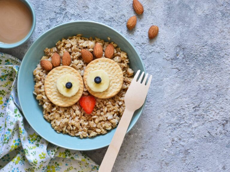 Owsianka udekorowana owocami w formie ptasiej buźki. Obrazek w artykule 10 pomysłów na śniadanie dla dzieci, które pokochają nawet niejadki