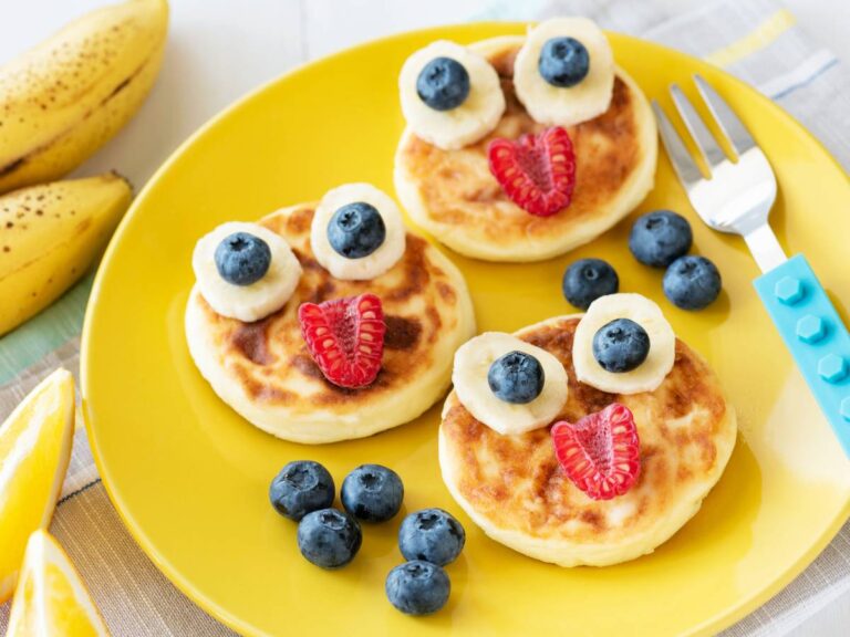 Pankejki z buźkami z owoców. Obrazek w artykule 5 pomysłów na zdrowe śniadanie dla dzieci, które pokochają nie tylko maluchy
