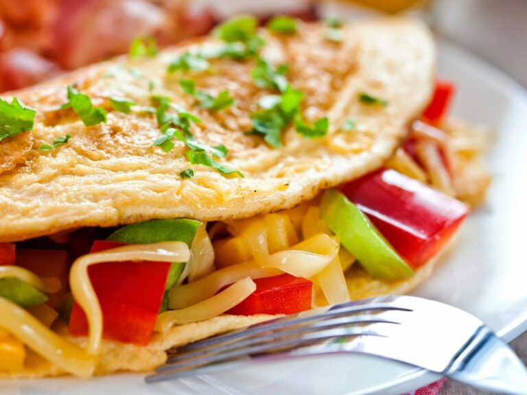 Tortilla z warzywami. Obrazek w artykule 10 pomysłów na śniadanie do pracy, którego pozazdroszczą koledzy i koleżanki