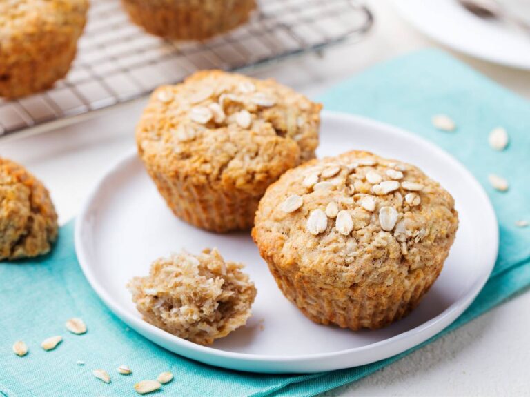 Muffinki owsiane na talerzu. Obrazek w artykule 4 pomysły na pyszne śniadanie do szkoły na słodko