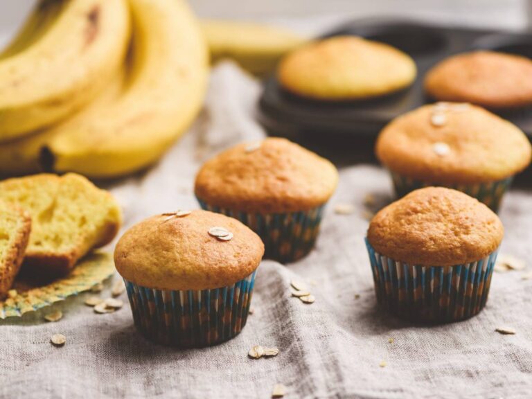 Upieczone muffinki w papilotkach. Obrazek w artykule 4 pomysły na drugie śniadanie do szkoły, które Twoje dziecko polubi