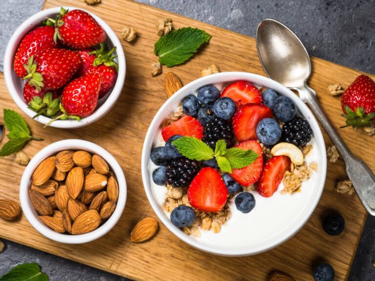 Miseczki z jogurtem z granola i owcami.Obrazek w artykule 4 pomysły na szybkie śniadanie dla dzieci, które przygotujesz w 5 minut