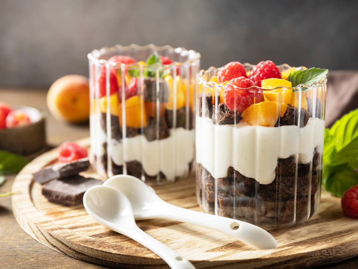 Szklanki z owocami i jogurtem. Obrazek w artykule Najlepszy pomysł na fit śniadanie na słodko, który zawsze się sprawdza