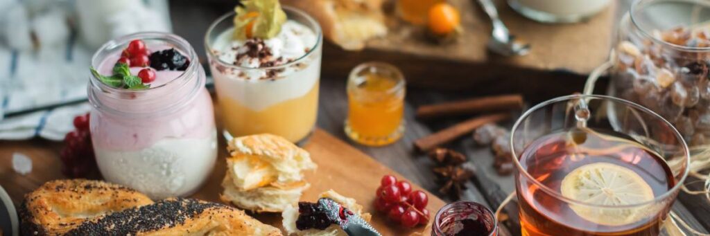 Szklaneczki z puddingiem chia i z musem owocowym z jogurtem. Obrazek w artykule Najlepszy pomysł na fit śniadanie na słodko, który zawsze się sprawdza