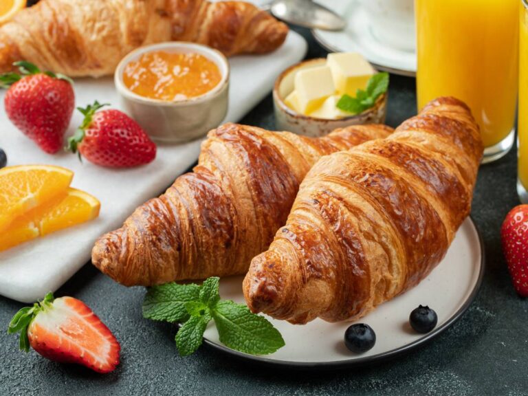Francuskie rogaliki na talerzyku. Obrazek w artykule 4 inspiracje, jak przygotować idealne francuskie śniadanie
