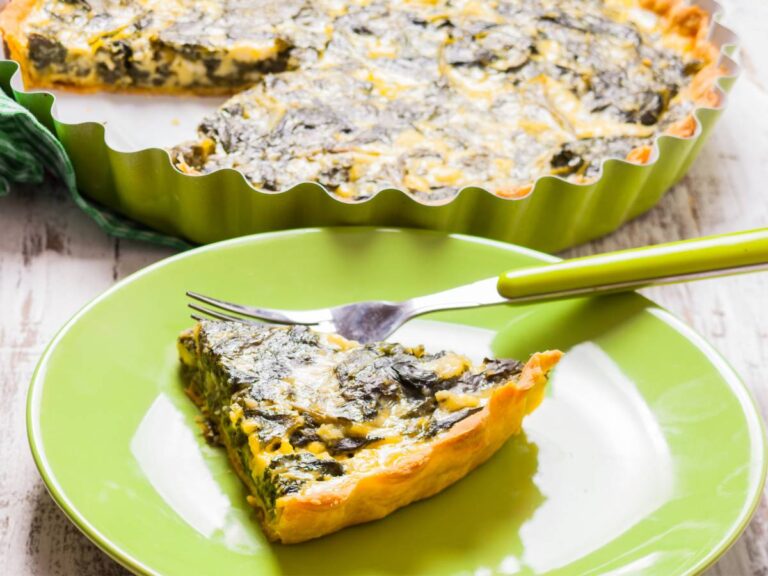 Tarta ze szpinakiem i serami. Obrazek w artykule 4 przepisy na śniadanie z ciasta francuskiego, które pokochasz