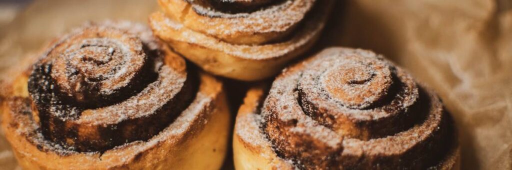 Bułeczki cynamonowe. Obrazek w artykule 4 przepisy na śniadanie z ciasta francuskiego, które pokochasz