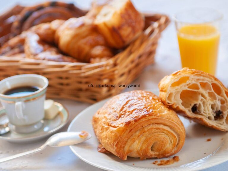 Rogaliki i kawa na śniadaniowym stole. Obrazek w artykule 10 propozycji na francuskie śniadanie, prosto z Paryża