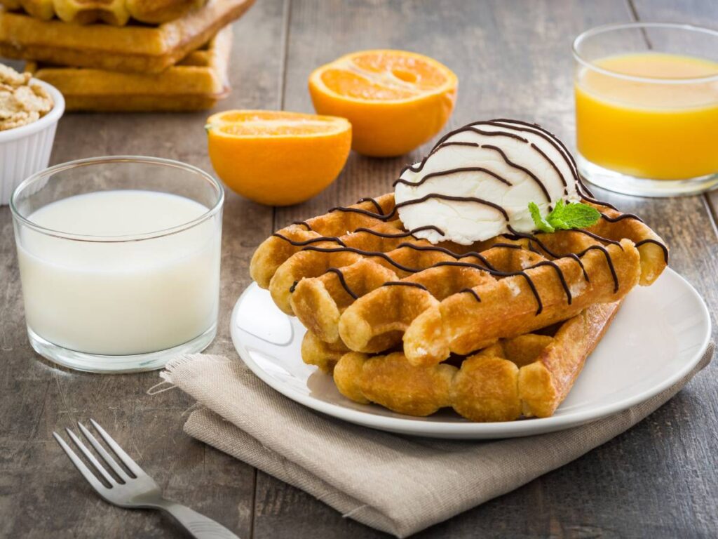 Gofry ze śmietaną. Obrazek w artykule Najlepszy pomysł na gofry na śniadanie, które pokochasz od pierwszego kęsa
