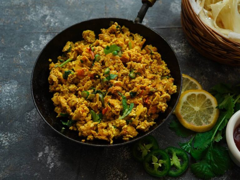 Jajecznica z warzywami na patelni. Obrazek w artykule 10 pomysłów na niskokaloryczne śniadanie, na lekki posiłek idealny na diecie