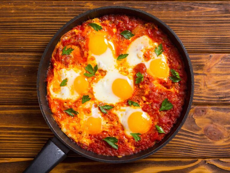 Szakszuka na patelni. Obrazek w artykule 10 pomysłów na jajka na śniadanie, nie tylko klasyczne