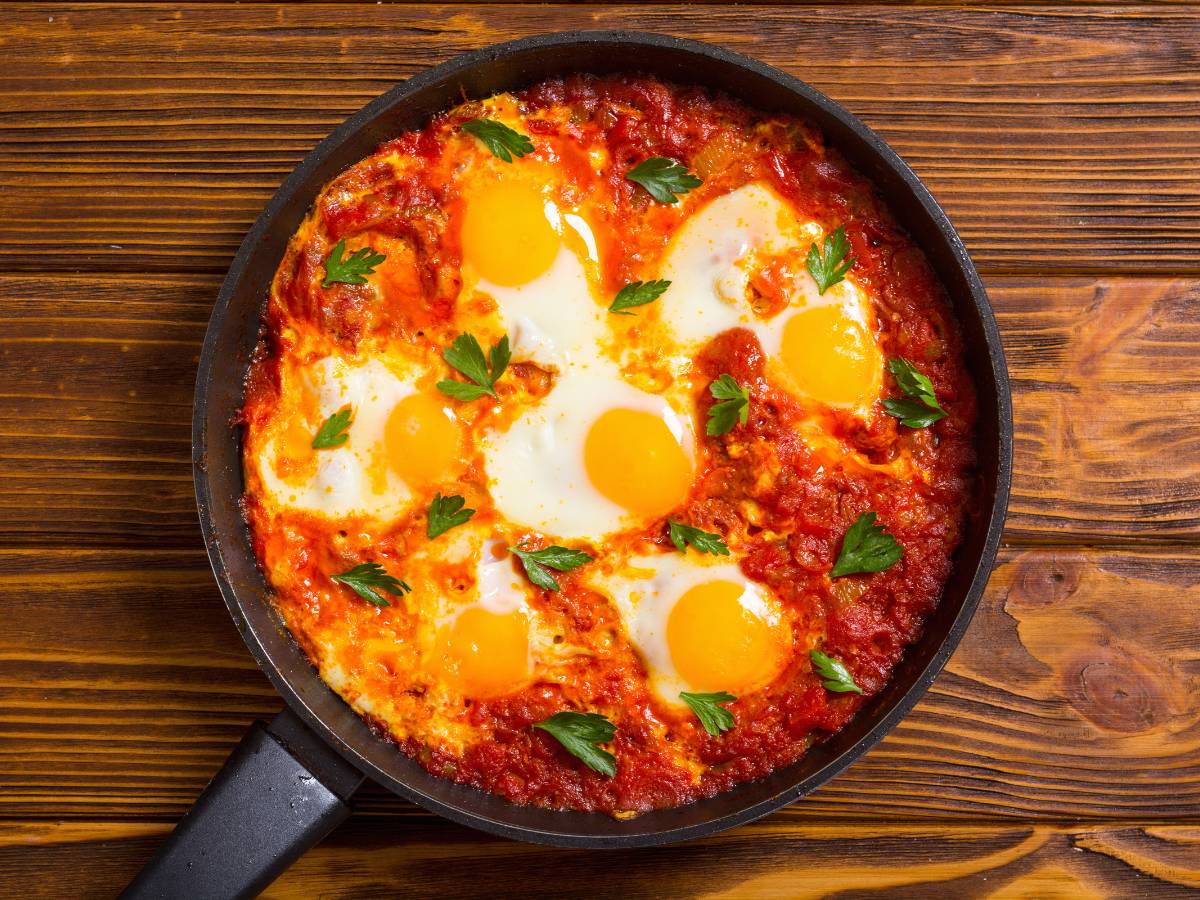 Szakszuka na patelni. Obrazek w artykule 10 pomysłów na jajka na śniadanie, nie tylko klasyczne