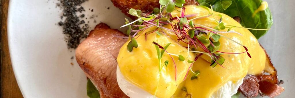 Jajka po benedyktyńsku. Obrazek w artykule 10 pomysłów na jajka na śniadanie, nie tylko klasyczne