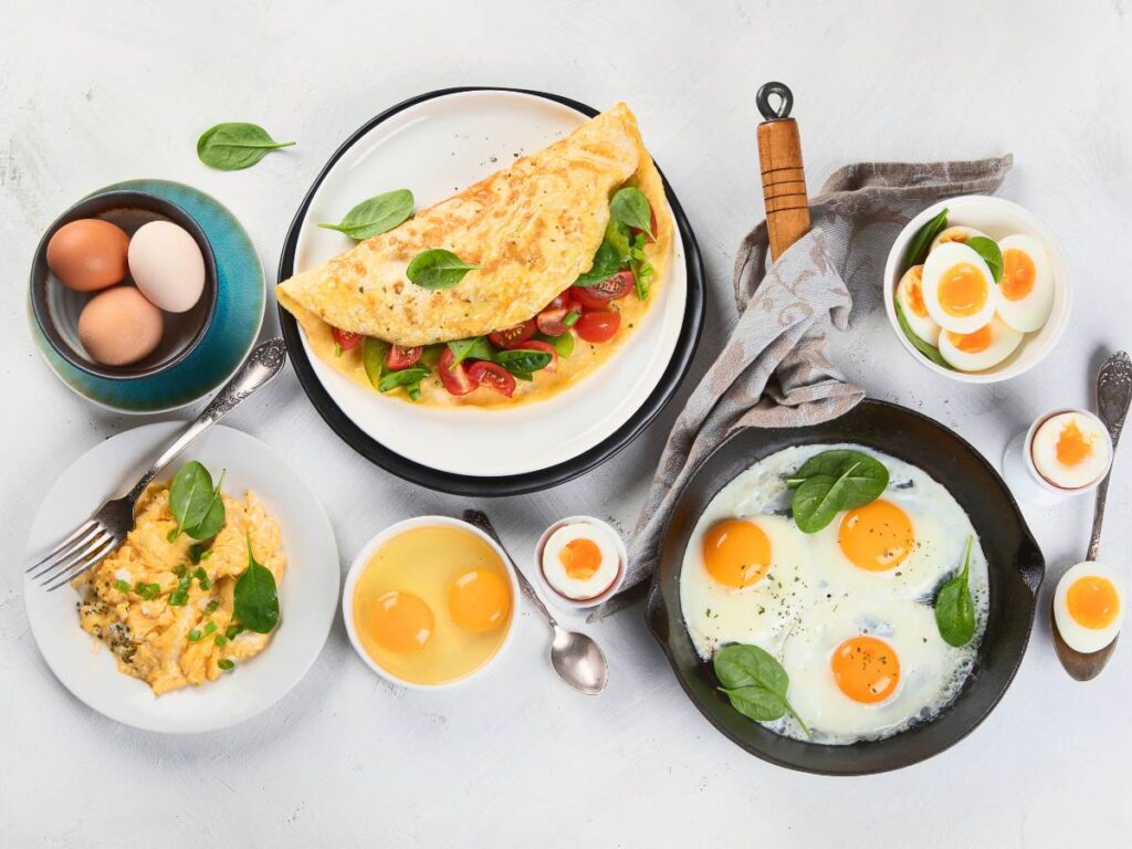 Jajecznica, jajka sadzone,omlet i inne potrawy z jajek na śniadanie. Obrazek w artykule Najlepszy przepis na fit śniadanie z jajek, który zawsze się udaje