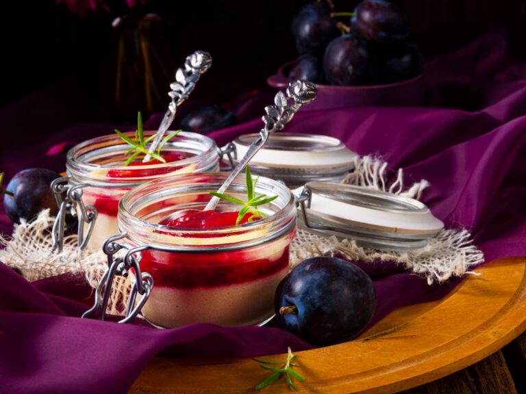 Słoiczki z kaszą manną z rożnymi dodatkami. Obrazek w artykule Pyszna kasza manna na śniadanie, którą pokochasz za smak, zapach i wygląd