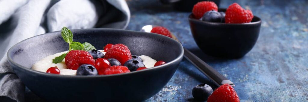 Miska klasycznej kaszy z owocami. Obrazek w artykule Pyszna kasza manna na śniadanie, którą pokochasz za smak, zapach i wygląd