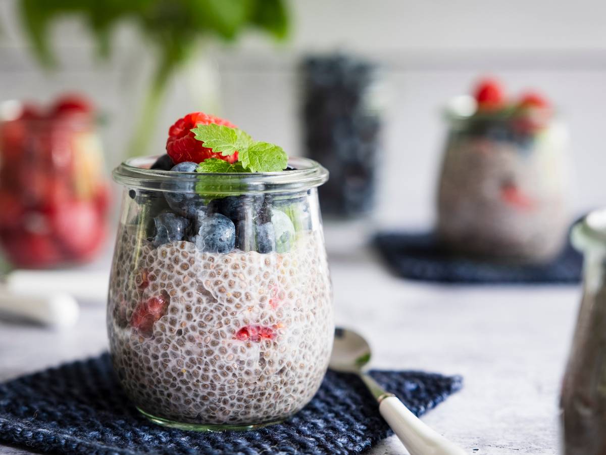 Chia pudding z owocami. Obrazek w artykule 10 pomysłów na lekkostrawne śniadanie, w sam raz na delikatny początek dnia