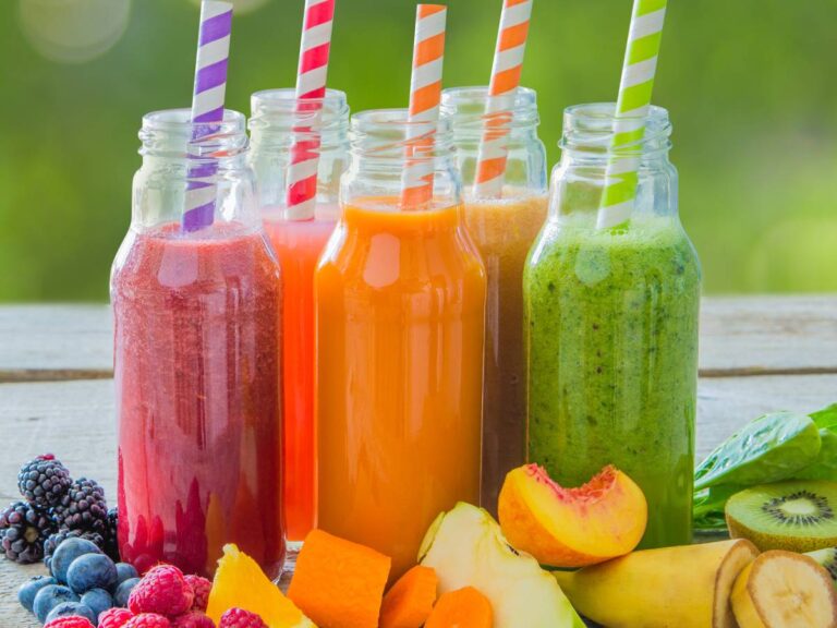 Butelki ze słomkami i kolorowymi smoothie. Obrazek w artykule 4 najlepsze pomysły na lekkostrawne śniadanie, które nie obciążą żołądka