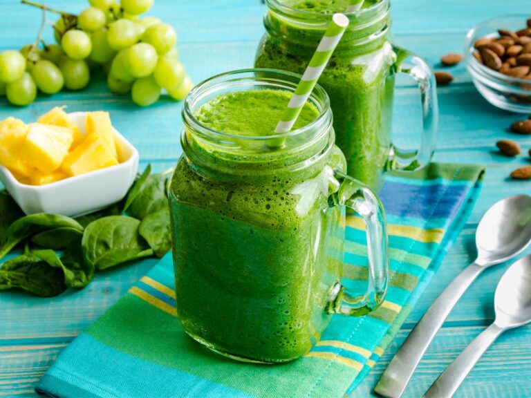 Smoothie zielone w kubeczkach ze słomkami. Obrazek w artykule 4 przepisy na śniadanie low carb, o niskiej zawartości węglowodanów