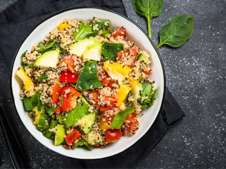 Talerz sałatki z komosy i warzyw. Obrazek w artykule 10 przepisów na śniadanie o niskim indeksie glikemicznym, które nie podbije cukru