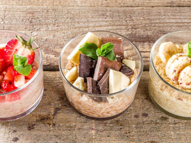 Trzy wersje owsianki. Obrazek w artykule 4 sprawdzone pomysły na to, co jeść na śniadanie, żeby schudnąć