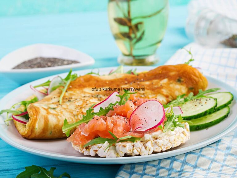 Talerz z omletem i łososiem. Obrazek w artykule 10 przepisów na omlet na śniadanie, dla smakoszy porannych omletów