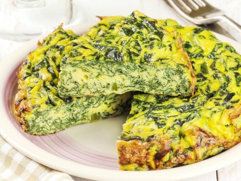 Omlet z warzywami zielonymi. Obrazek w artykule 5 przepisów na śniadanie bez chleba, które warto wypróbować