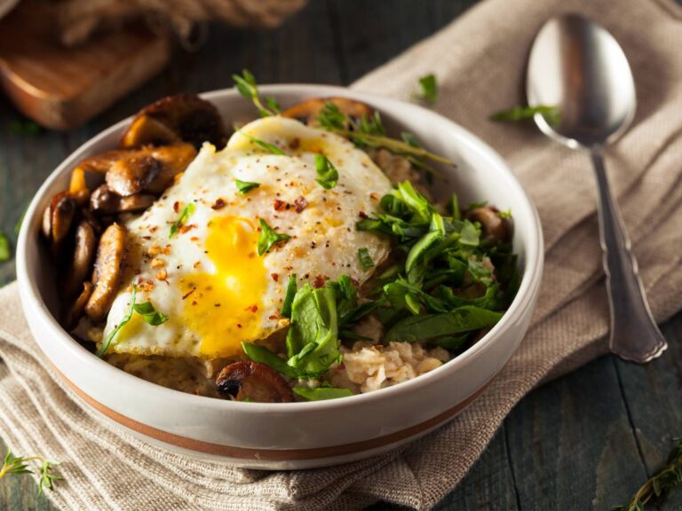 Miska owsianki na słono z jajkiem i ziołami. Obrazek w artykule 4 pomysły na płatki owsiane na śniadanie, które nie będą nudne