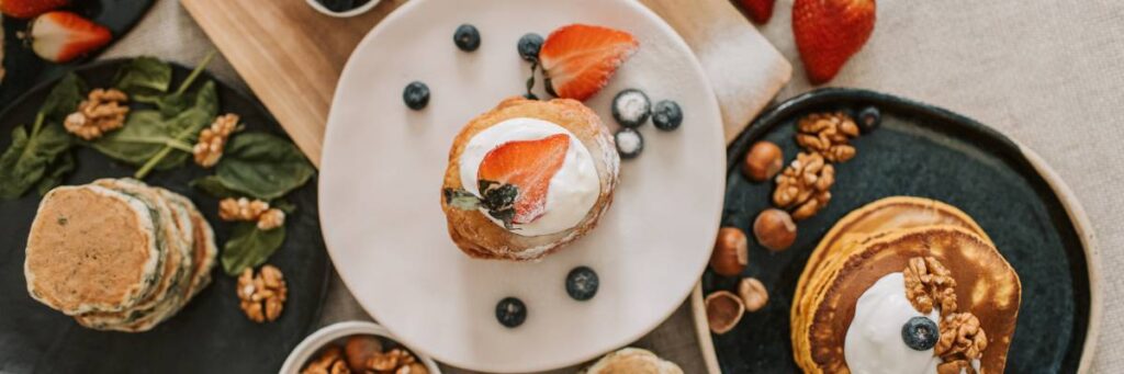 Talerze z różnymi wersjami placuszków. Obrazek w artykule 10 przepisów na placuszki na śniadanie. Wybierz najlepsze placuszki śniadaniowe