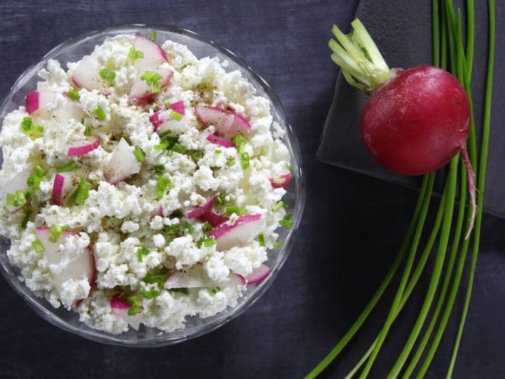 Twarożek ze szczypiorkiem. Obrazek w artykule 4 najlepsze pomysły na polskie śniadanie, które pokocha każdy