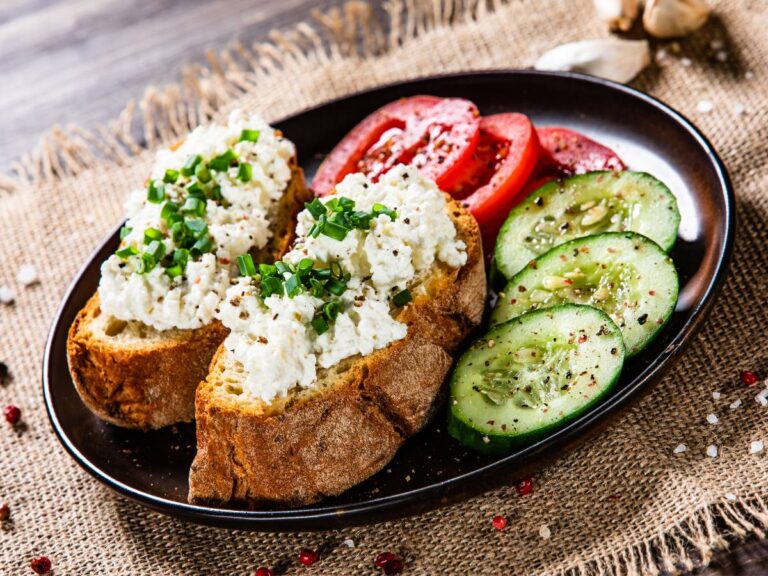 Talerz kanapek z twarożkiem i ogórki krojone w plasterkach. Obrazek w artykule Polskie śniadanie dla tych, którzy chcę pielęgnować tradycję