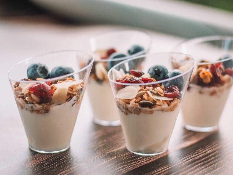 Szklanki z jogurtem z granolą. Obrazek w artykule 5 pomysłów na pożywne śniadanie, które doda Ci energii na cały dzień