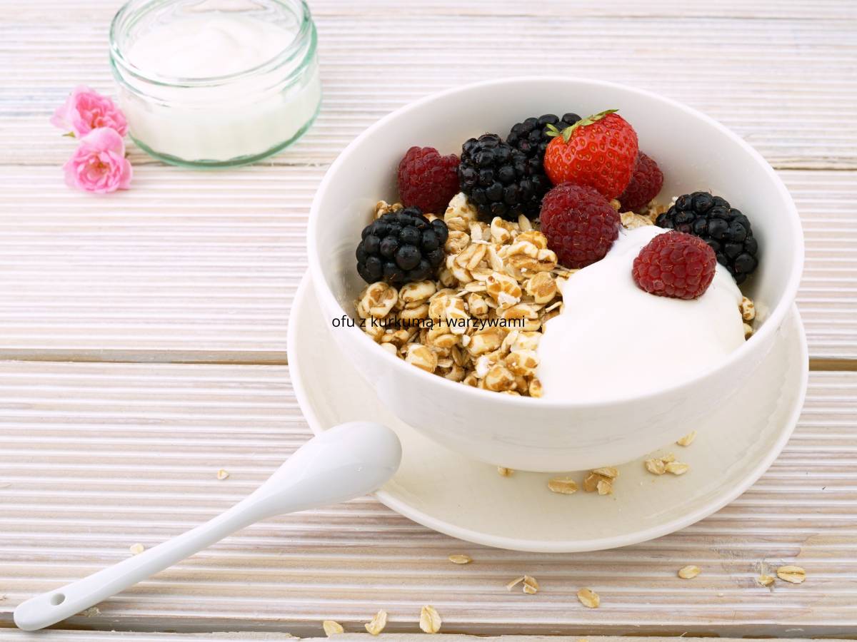 Miska z owsianka z owocami i jogurtem. Obrazek w artykule 10 przepisów na proste śniadanie, które każdy przygotuje pomimo braku umiejętności