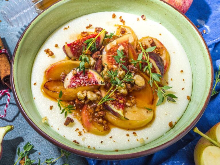 Miseczka kaszy manny z jabłkiem pieczonym i orzechami. Obrazek w artykule 10 pomysłów na szybkie śniadanie z niczego, gdy lodówka świeci pustkami