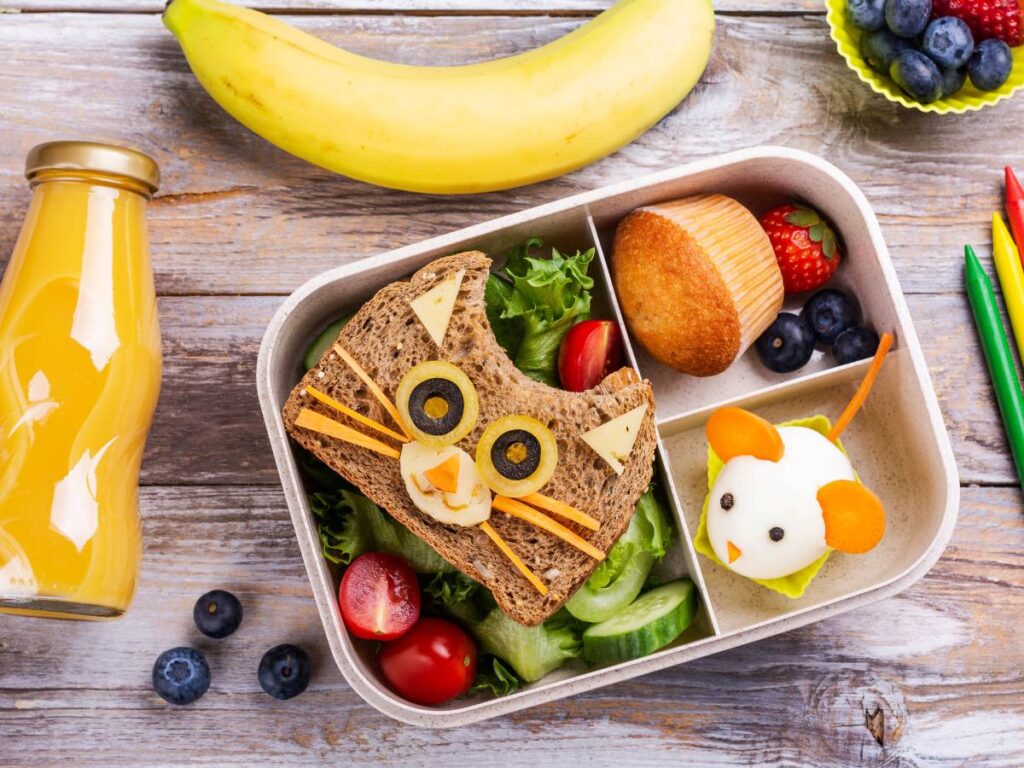 Pudełko ze śniadaniem dla dziecka do szkoły. Obrazek w artykule 10 pomysłów na śniadanie do szkoły dla ucznia